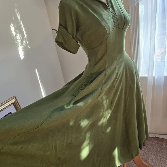 Elegant Green Women's Dress - Picture 3 of 6
